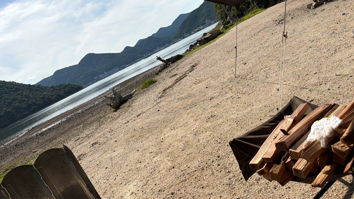Himawali_anim's tweet photo. 久しぶりにキャンプ来たー
前回の海が見えるキャンプ場　ver夏
前は2月だったから寒かったけどめちゃくちゃ暑いw

もしかしてだけど、もしかしてだけど
夜中の満潮で海につかるんじゃないの？ https://t.co/8lYJdTohJh