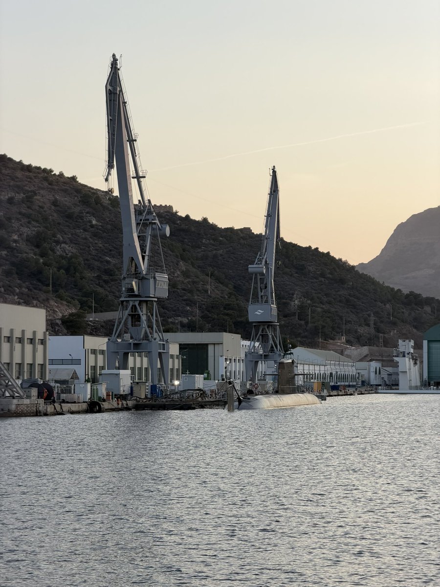 FORONAVAL's tweet photo. El Narciso Monturiol (S-82) en el muelle de Navantia preparándose para su inmersión estática

📸: @GorkaMaMezo https://t.co/pefZWuZDvH