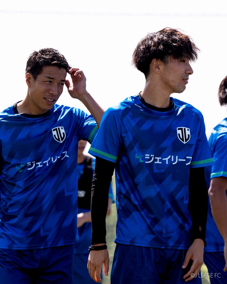 jleasefc's tweet photo. 7月のトレーニングより、新しいトレーニングウェアでの活動がスタートしました！✨

JFLの舞台で戦うジェイリースFCの新しいトレーニングウェアには、クラブの挑戦を力強く後押ししてくださるトレーニングウェアパートナー企業様のお名前が刻まれています👀✨

🤝 おおいたペインクリニック 様
🤝 クスノキ不動産株式会社 様

ご支援いただく皆さまへの感謝を胸に、このウェアとともにさらなる高みを目指し、日々のトレーニングに全力で取り組んでまいります🔥

『おおいたペインクリニック』
事業内容:
痛みの専門診療（神経ブロック治療・薬物療法）
HP : https://t.co/0iLmPGZwtE

『クスノキ不動産株式会社』
事業内容:
不動産売買・売買仲介・賃貸仲介・賃貸管理・収益物件仲介・注文住宅・リフォーム・リノベーション・不動産査定・不動産コンサルティング・住み替え相談・相続・空き家相談（活用・管理）・高齢者向け住まい相談・対応（オンライン内見・オンライン相談・IT重説）
HP : https://t.co/FR6OePkPVh

#ジェイリースFC
#READYSETSAIL
#JFL