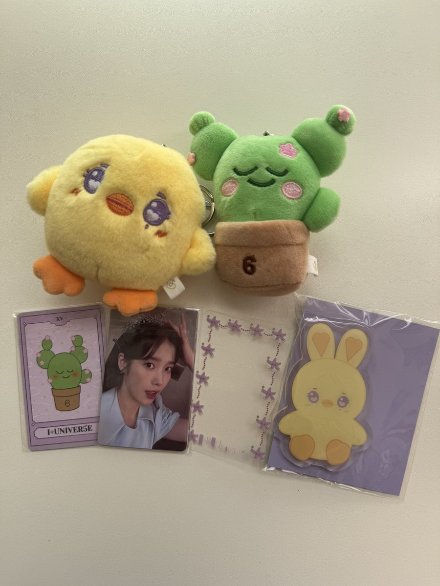 uyuiscute's tweet photo. 아이유 I + UNIVERSE 토요일 역조공 5.0에 양도합니다 디엠주세요

이지은 팬콘 특전 포카 키링 그립톡 인형 굿즈 세트 WTS poca photo card IU sell gift 팬콘 유애나 아이유니버스 스토로베리문 델루나 이지금 이지은 토아리 다육이 https://t.co/xx6tLKla5C