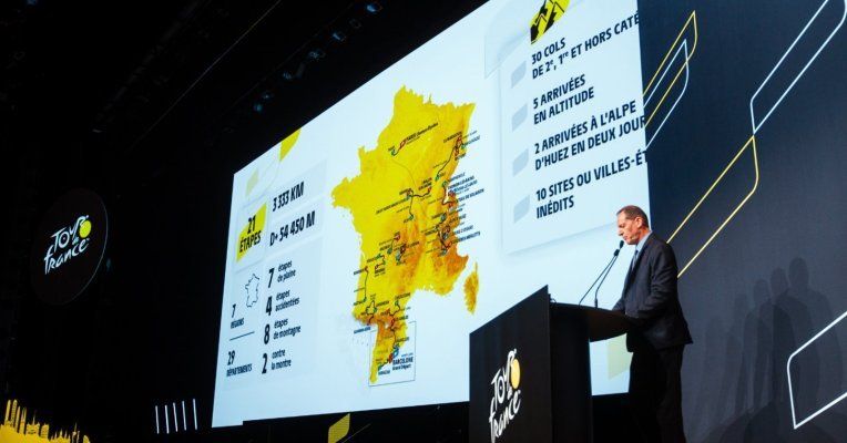 force_ouvriere's tweet photo. [#TourdeFrance 2026]

#Parcours : Trois semaines bien remplies

De Barcelone à la butte Montmartre, le peloton s’élance pour une 20aine de jours, marqués par la traversée des Pyrénées, de belles étapes vosgiennes et une double arrivée à L’Alpe d’Huez.
>>https://t.co/CcfChhrb82 https://t.co/juRDTvRo0D