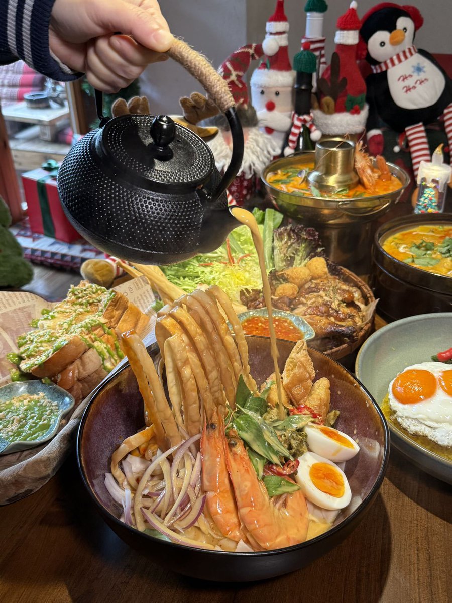 HesTeL007's tweet photo. Craving bold flavors Dive into creamy matcha laksa with tender prawns—vibrant Southeast Asian comfort in every spoonful!， https://t.co/BPVM9hZ6ab