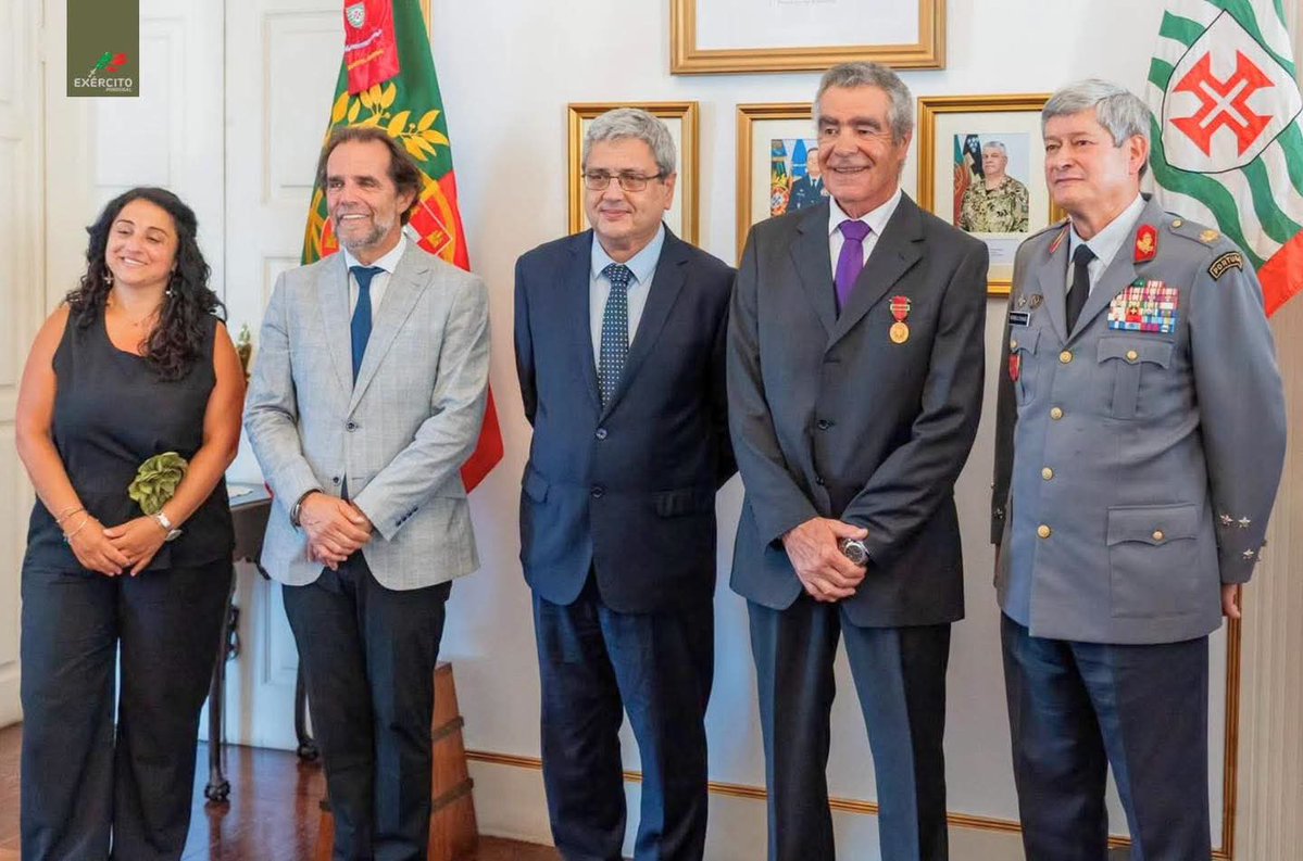 Exercito_pt's tweet photo. 🇵🇹 𝐀 𝐌𝐚𝐝𝐞𝐢𝐫𝐚 𝐧𝐚 𝐦𝐞𝐦ó𝐫𝐢𝐚 𝐝𝐨 𝟐𝟓 𝐝𝐞 𝐀𝐛𝐫𝐢𝐥

🎖️ Decorreu ontem, ao final do dia, no Palácio de S. Lourenço, no Funchal, a cerimónia de imposição da Medalha Comemorativa da Participação nas Ações Militares do Dia 25 de Abril de 1974.

🇵🇹 A cerimónia foi presidida pelo Representante da República para a Região Autónoma da Madeira, Juiz Desembargador Paulo Duarte Barreto Ferreira, e contou com a presença do Chefe do Estado-Maior do Exército, General Eduardo Mendes Ferrão.

🫡 Num momento de elevado simbolismo, foram homenageados três militares que participaram num dos acontecimentos mais marcantes da História recente de Portugal, evocando também aqueles que já partiram e cujo exemplo permanece vivo na memória coletiva.

🎤 Na sua intervenção, o Comandante do Exército destacou o contributo dos militares madeirenses nas ações militares do 25 de Abril de 1974, sublinhando que a sua participação, muitas vezes discreta, foi determinante para o sucesso da missão e inscreve a Madeira na memória e na história deste momento decisivo da vida nacional.

💪 Esta cerimónia reforçou a dimensão nacional e inclusiva do 25 de Abril e recordou que a Liberdade, a Democracia e o respeito pela dignidade humana continuam a ser valores fundamentais da sociedade portuguesa.

Desde sempre a honrar Portugal!
#ExércitoPortuguês #Legado_Histórico #Dever_Memória #25deabril