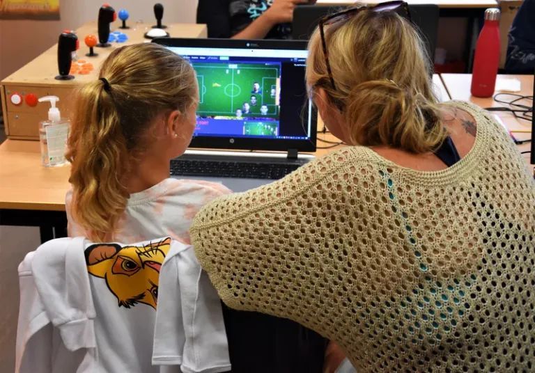 oxonarbonne's tweet photo. Derniers PC dispos pour nos ateliers d'été (démarrage lundi !)

On met les mains dans le moteur avec des groupes ultra-réduits.
🕹️ 6-10 juil. : 2 places
🧊 21-23 juil. : 5 places
🕹️ 24-28 août : 2 places

https://t.co/az3b4EAjhG https://t.co/gA70zblWxn