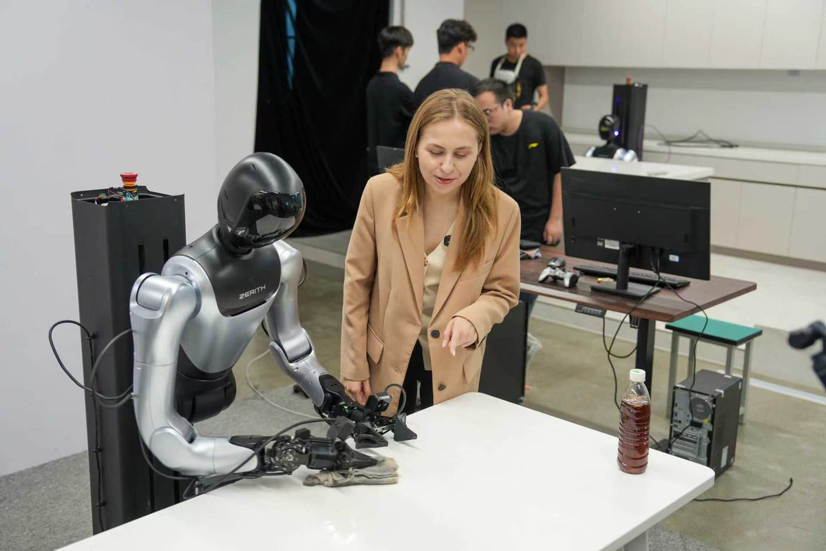 chinaorgcn's tweet photo. At Zerith Robotics in #Heifei, Anhui, visitors from countries around the world experienced the future of AI up close, as they watched cutting-edge robot demos and used VR equipment to remotely control the humanoid robot. #ChinaTech https://t.co/vhW7uig1vQ