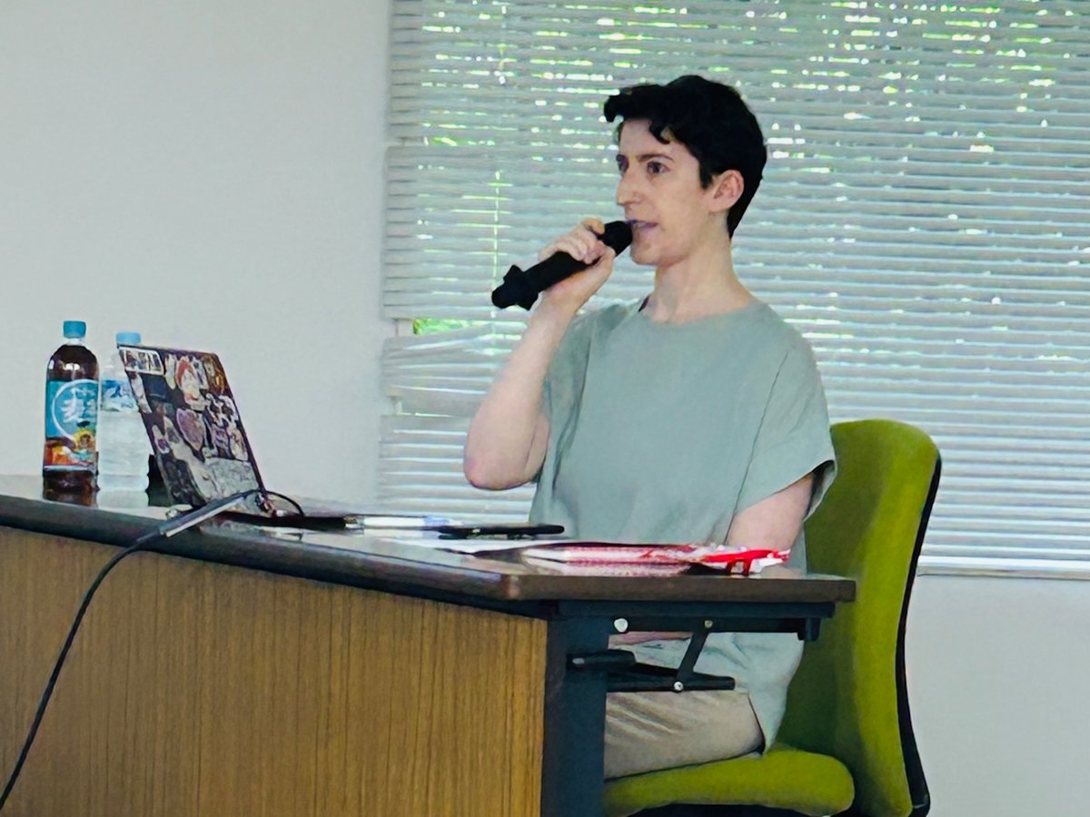 FFLC_Official's tweet photo. 6月27日(土)、福岡市国際交流センター様主催の多文化共生カフェ第1回〜留学生から見た福岡〜（アクロス福岡） に、国際ビジネス科のアメリカ人留学生・サラさんが講師として登壇しました。
クラスメートたちもグループトークに参加し、地域の参加者30名の皆様と楽しく交流しました！🌏🫶 https://t.co/bAaNDBqz5q
