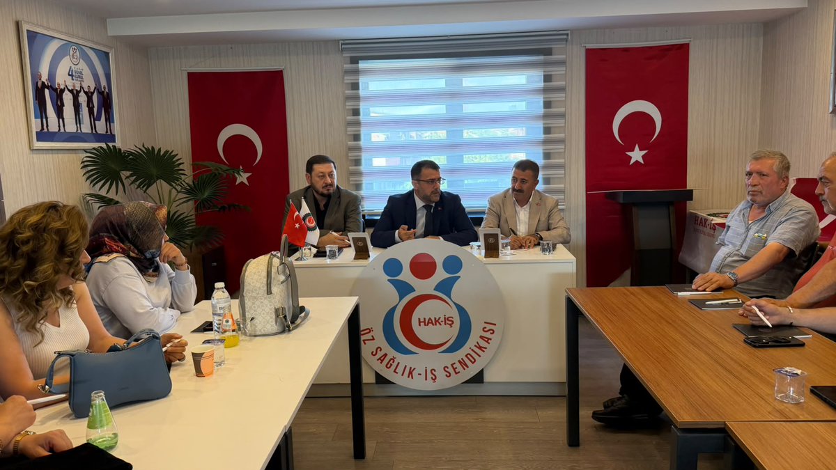 ozsagliksen's tweet photo. GENEL BAŞKAN YARDIMCIMIZ AZBOY, BİLGİLENDİRME TOPLANTISINA KATILDI 

Genel Başkan Yardımcımız Fehmi Azboy, Gazi Üniversitesi Hastanesi’nde görev yapan işyeri sendika temsilcilerimiz ve üyelerimizle bir araya gelerek düzenlenen bilgilendirme toplantısına katıldı.

⬇
https://t.co/YxWZYVeH3b