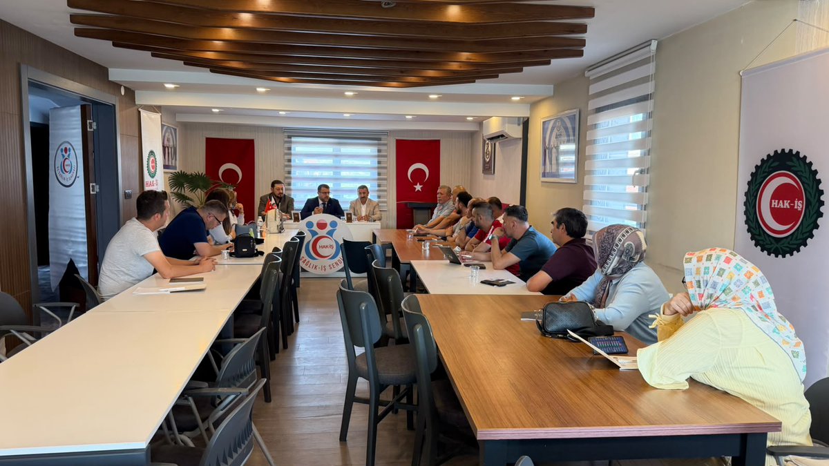 ozsagliksen's tweet photo. GENEL BAŞKAN YARDIMCIMIZ AZBOY, BİLGİLENDİRME TOPLANTISINA KATILDI 

Genel Başkan Yardımcımız Fehmi Azboy, Gazi Üniversitesi Hastanesi’nde görev yapan işyeri sendika temsilcilerimiz ve üyelerimizle bir araya gelerek düzenlenen bilgilendirme toplantısına katıldı.

⬇
https://t.co/YxWZYVeH3b