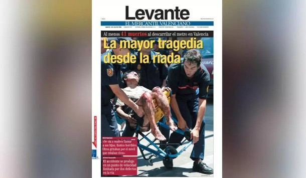 levante_emv's tweet photo. 🔴Así contó Levante-EMV el accidente del metro de València al día siguiente de la tragedia
✍️@luciaprieto_ 
https://t.co/Xceyi0ZNv8 https://t.co/H2sACoFn7q