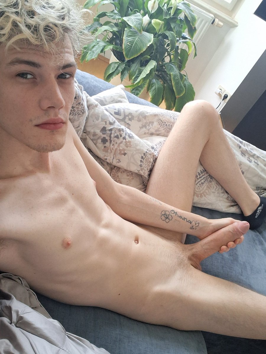 Twink420Boy's tweet photo. Guten Morgen^^
Wer will ein bisschen an meinem spielzeug spielen?😈 https://t.co/01qiOJK3FX