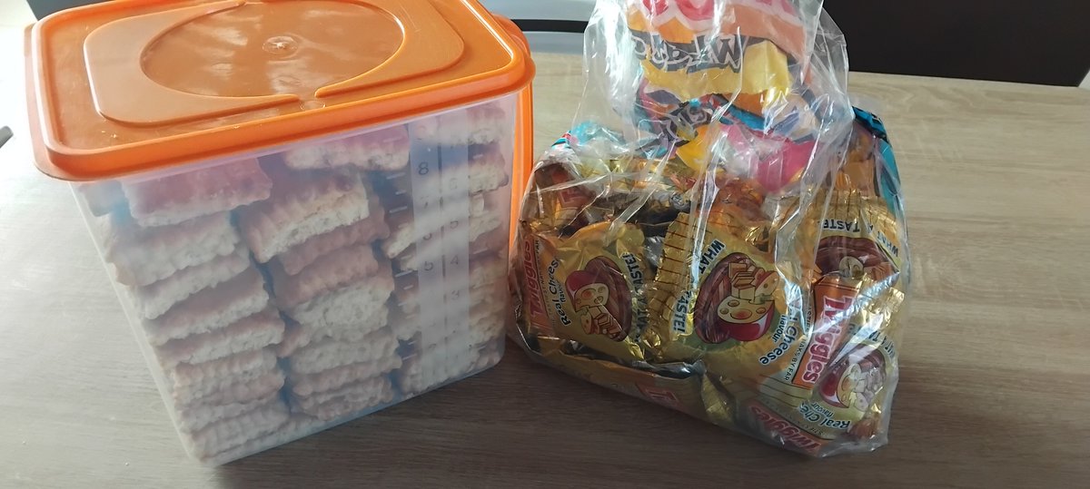 karaboM24's tweet photo. This morning I decided to sell these next to school to matric learners who are attending winter classes. I had to go fetch another full bucket of cookies🍪👨🏼‍🍳. By 08h30 it was sold out. Made R758. The hustle continues🙏🏽😌 https://t.co/9G6FDtOWEz