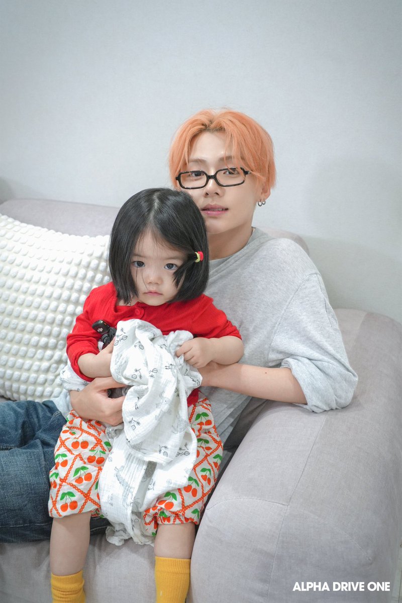 lynlivestherain's tweet photo. omegaverse is real bro they really made men pregnant 🥳 congrats lee leo https://t.co/a3pbKgjiIz
