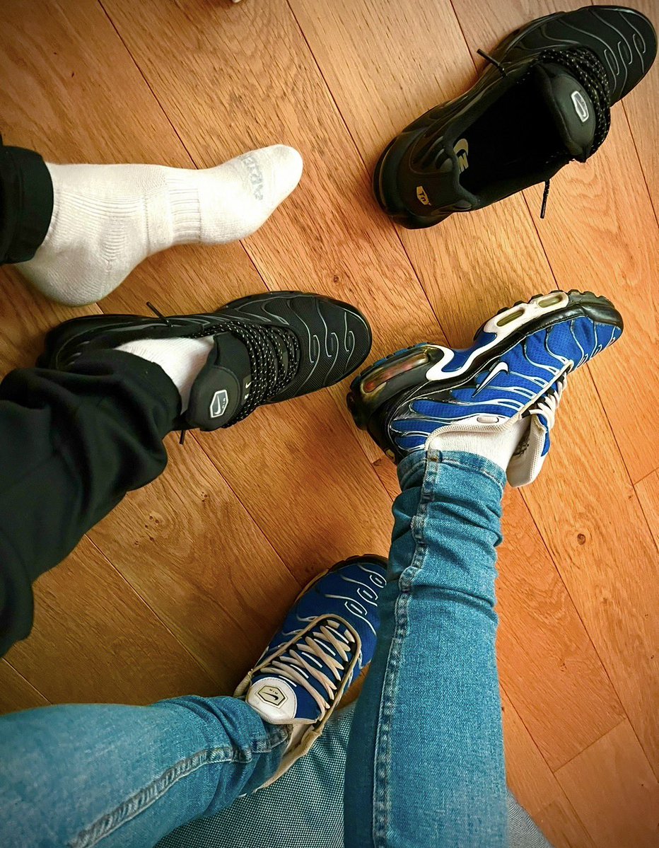 AirmaxTnboy's tweet photo. Qui s’occupe de nos 2 grosses queues les mecs ? 😜

https://t.co/4Mm1Id8ZDb https://t.co/bq8lbdPi5D
