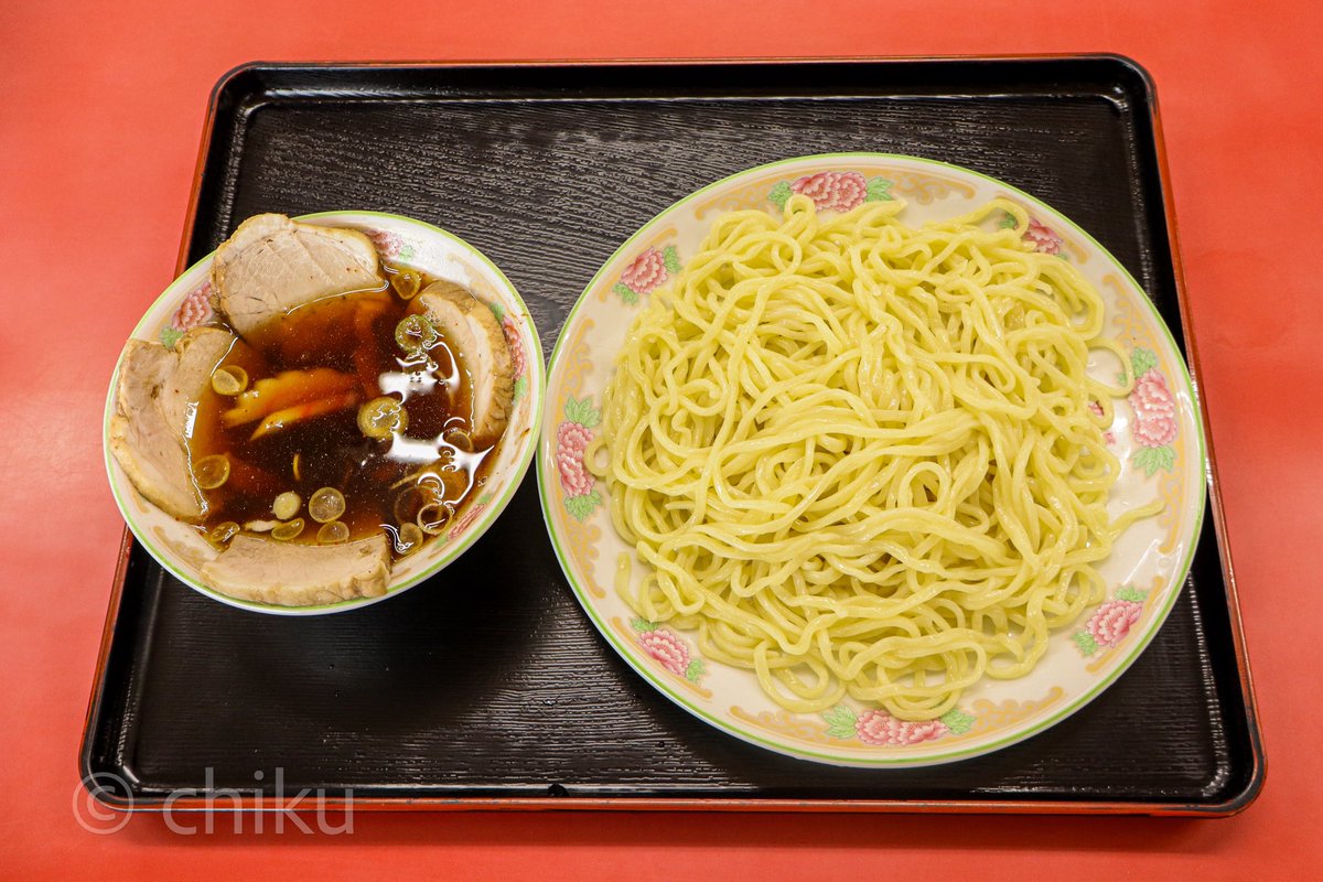 chikugurume's tweet photo. 筑波大のそばにあるつけ麺専門店「元祖手打つけ麺 丸長」さん

昔ながらの雰囲気の店内で楽しめるつるっとした喉越しがクセになる麺が美味しいつけ麺を、チャーシュー入りで満喫！！
醤油ベースのスープは、ほんのり酸味と七味の辛さが楽しめて、個性的で美味しい味だったなぁ😋 https://t.co/NYDAs0TCrl