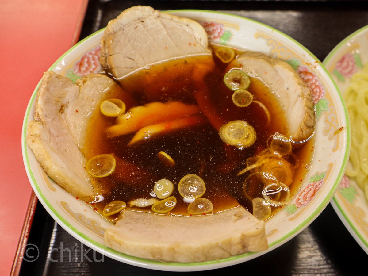 chikugurume's tweet photo. 筑波大のそばにあるつけ麺専門店「元祖手打つけ麺 丸長」さん

昔ながらの雰囲気の店内で楽しめるつるっとした喉越しがクセになる麺が美味しいつけ麺を、チャーシュー入りで満喫！！
醤油ベースのスープは、ほんのり酸味と七味の辛さが楽しめて、個性的で美味しい味だったなぁ😋 https://t.co/NYDAs0TCrl