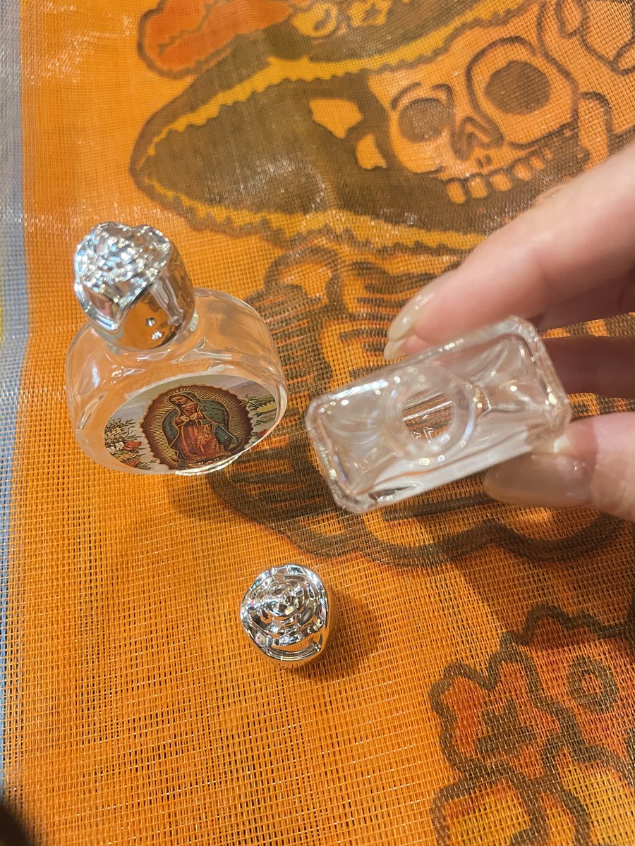 padmexico's tweet photo. ✨ガラスの聖水ボトル✨

メキシコシティの教会で売られている
マリア様の聖水ボトルです🥀⛪️

こちらはどれもガラス製で少し重みもあります🌟

お部屋のインテリアにもオススメで
光が当たる所におくとキラキラして綺麗です💓

https://t.co/Z1frX9Es9l
webshop未掲載はDMにてお問合せください💌 https://t.co/lzpu5Zb68P