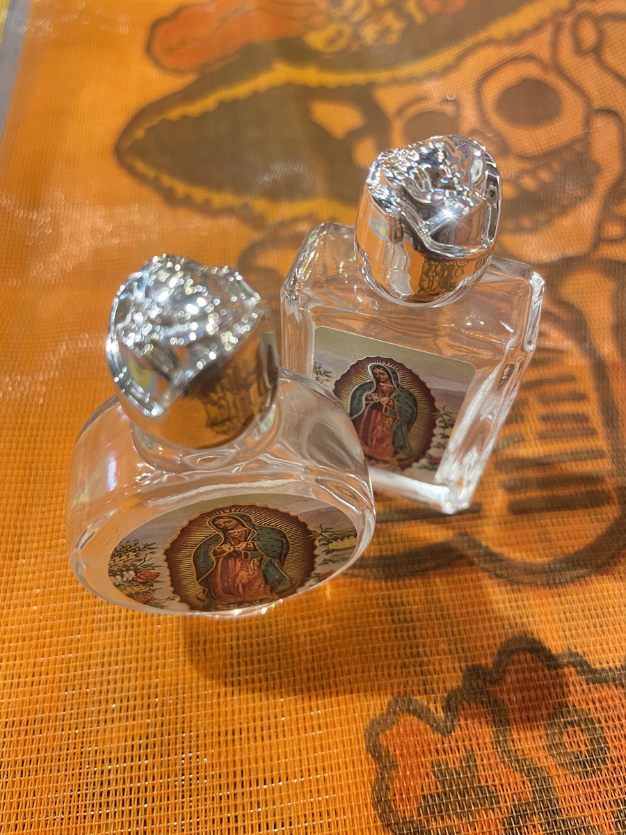 padmexico's tweet photo. ✨ガラスの聖水ボトル✨

メキシコシティの教会で売られている
マリア様の聖水ボトルです🥀⛪️

こちらはどれもガラス製で少し重みもあります🌟

お部屋のインテリアにもオススメで
光が当たる所におくとキラキラして綺麗です💓

https://t.co/Z1frX9Es9l
webshop未掲載はDMにてお問合せください💌 https://t.co/lzpu5Zb68P