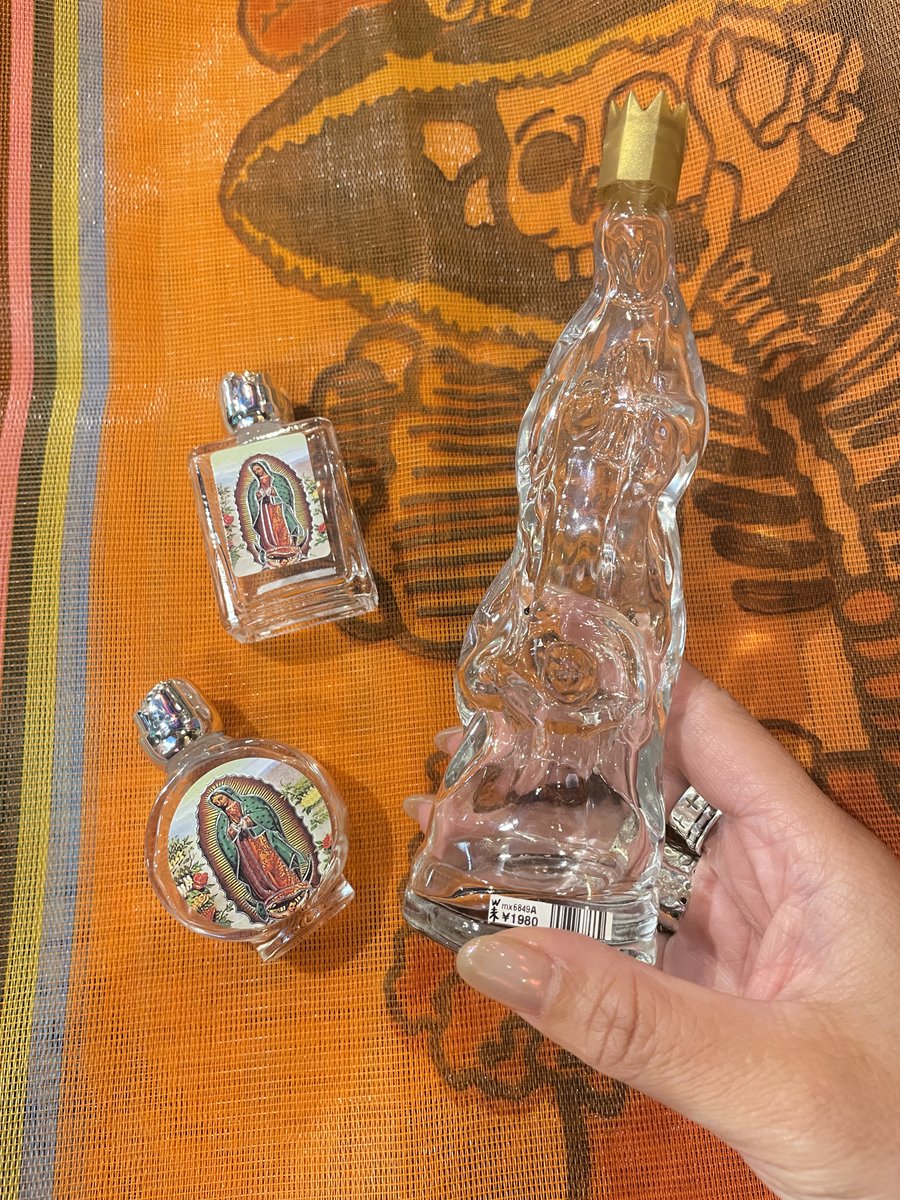 padmexico's tweet photo. ✨ガラスの聖水ボトル✨

メキシコシティの教会で売られている
マリア様の聖水ボトルです🥀⛪️

こちらはどれもガラス製で少し重みもあります🌟

お部屋のインテリアにもオススメで
光が当たる所におくとキラキラして綺麗です💓

https://t.co/Z1frX9Es9l
webshop未掲載はDMにてお問合せください💌 https://t.co/lzpu5Zb68P