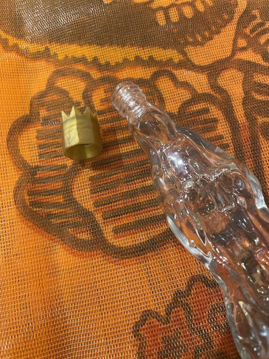 padmexico's tweet photo. ✨ガラスの聖水ボトル✨

メキシコシティの教会で売られている
マリア様の聖水ボトルです🥀⛪️

こちらはどれもガラス製で少し重みもあります🌟

お部屋のインテリアにもオススメで
光が当たる所におくとキラキラして綺麗です💓

https://t.co/Z1frX9Es9l
webshop未掲載はDMにてお問合せください💌 https://t.co/lzpu5Zb68P