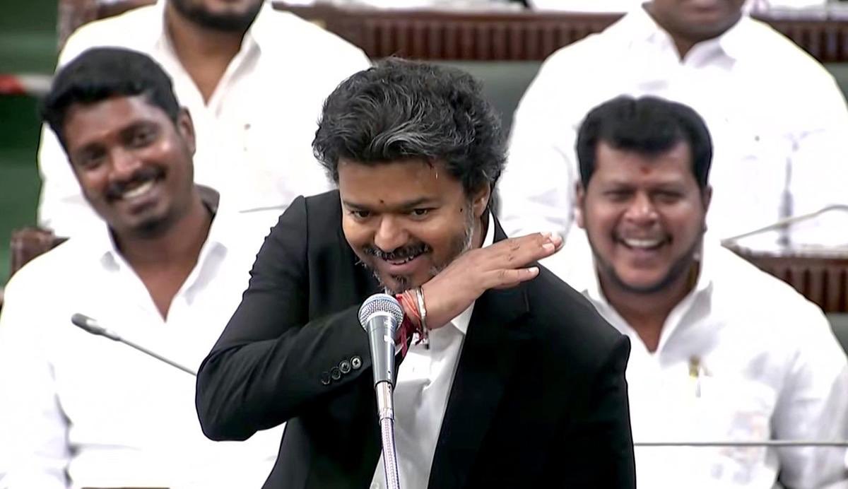 OGprasanna's tweet photo. கொஞ்சம் ஒதுங்கிரு! 
ஓடி பதுங்கிரு ! 
வருவது முதல்வரு ! https://t.co/g2uAeJqOBm