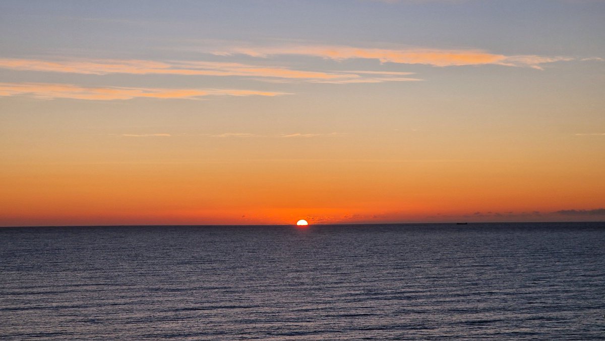BevSilverman's tweet photo. 4.33am Sunrise this morning in Scarborough 
@Hudsonweather @KeeleyDonovan @katerinaweather @LisaWeather @bbcweather https://t.co/0VY89dKFho