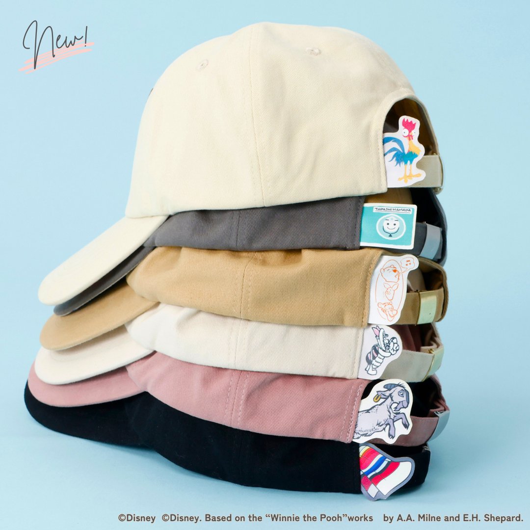 PlusAnq's tweet photo. 7月の新商品🧢
バックスタイルにもキャラクターがチラリとのぞく
刺繍キャップが新登場！
フロント・バック・つばの内側の3箇所にモチーフをちりばめたデザインです✨
詳細はこちらから⇒https://t.co/rJ1VII3mIz

『モアナと伝説の海』/アイボリー
『くまのプーさん』/アイボリー、ライトブラウン
『三人の騎士』/ブラック
『ノートルダムの鐘』/モーヴ
『ベイマックス』/グレー
各4,950円(税込) 7月7日(火)より販売開始