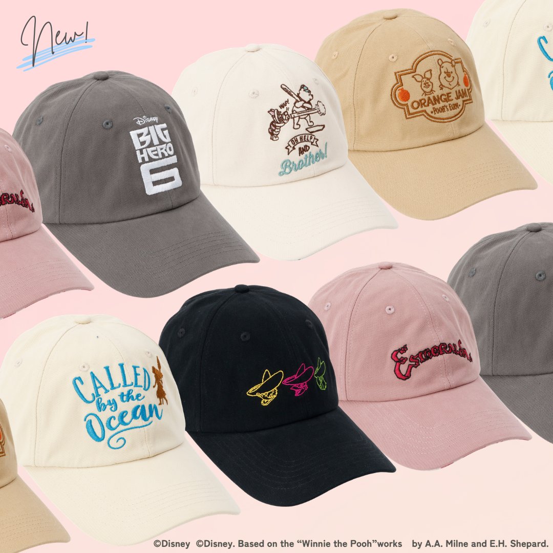 PlusAnq's tweet photo. 7月の新商品🧢
バックスタイルにもキャラクターがチラリとのぞく
刺繍キャップが新登場！
フロント・バック・つばの内側の3箇所にモチーフをちりばめたデザインです✨
詳細はこちらから⇒https://t.co/rJ1VII3mIz

『モアナと伝説の海』/アイボリー
『くまのプーさん』/アイボリー、ライトブラウン
『三人の騎士』/ブラック
『ノートルダムの鐘』/モーヴ
『ベイマックス』/グレー
各4,950円(税込) 7月7日(火)より販売開始