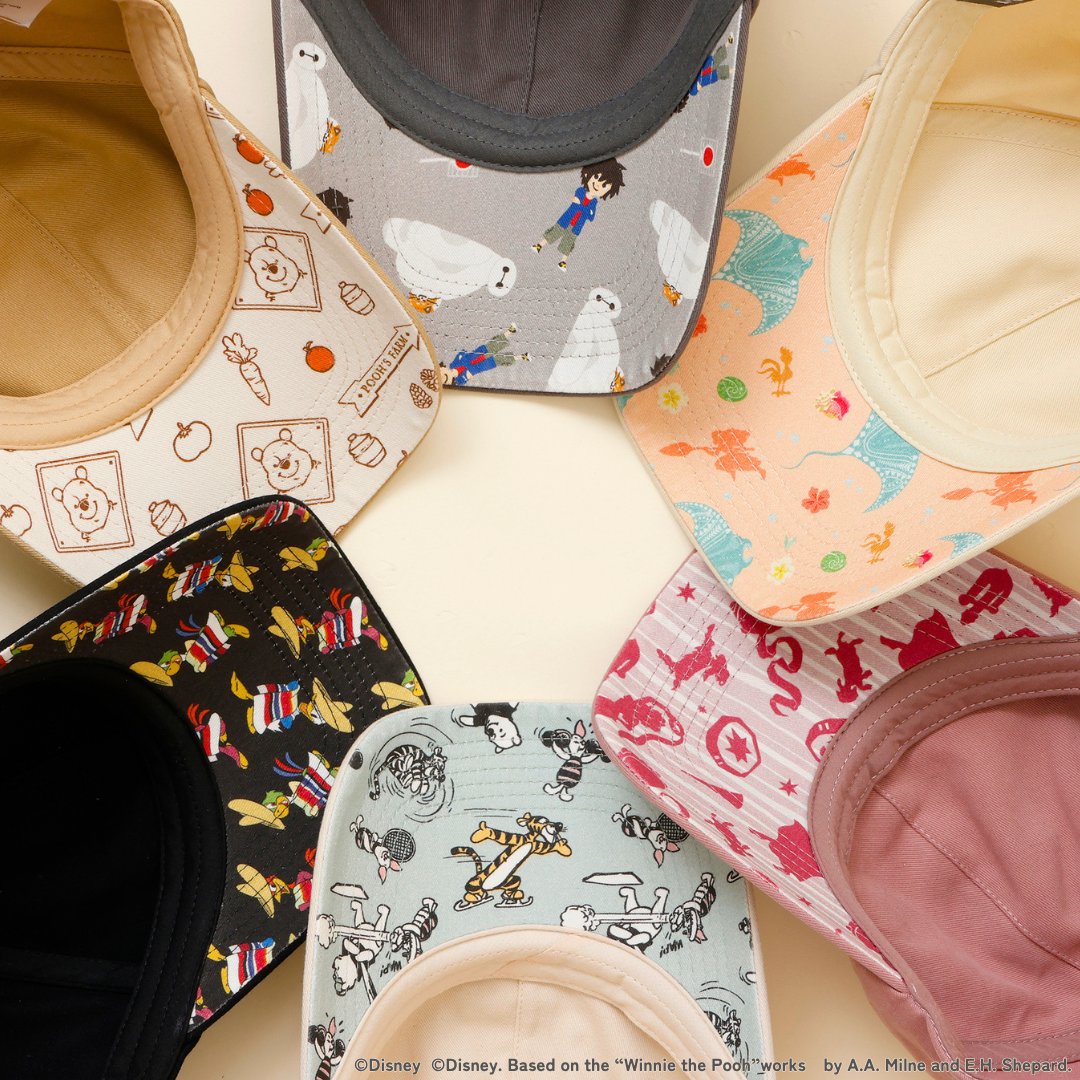PlusAnq's tweet photo. 7月の新商品🧢
バックスタイルにもキャラクターがチラリとのぞく
刺繍キャップが新登場！
フロント・バック・つばの内側の3箇所にモチーフをちりばめたデザインです✨
詳細はこちらから⇒https://t.co/rJ1VII3mIz

『モアナと伝説の海』/アイボリー
『くまのプーさん』/アイボリー、ライトブラウン
『三人の騎士』/ブラック
『ノートルダムの鐘』/モーヴ
『ベイマックス』/グレー
各4,950円(税込) 7月7日(火)より販売開始