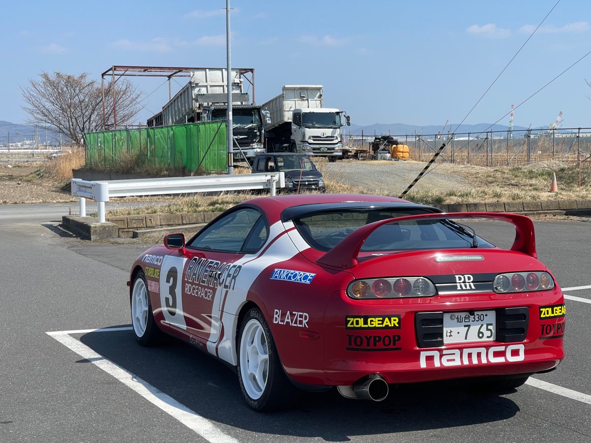 headcrablove's tweet photo. 散々偉そうに86/BRZの良さを説いたけど、自分はスープラを降りるつもりはない、完全に動かなくなるまで
衝突安全性は90年台前半だから危険だし剛性も低いし排ガスも濃いし音もデカいし部品少ないし経年劣化してるし…
でも好きなレースゲームのマシンが大好きでその型に似ていたから買ったわけだ
その思い出と共に維持してるようなものだし昔はサーキットに走りに行ったこともあった
どうしても新しく出てる車はダメとか新型出てくれとか難しい事を言うなら覚悟を持って旧車買おうか
古い車には古い車の楽しみ方があるけど新しい車には新しい車の楽しみ方があるとだけ言っておく