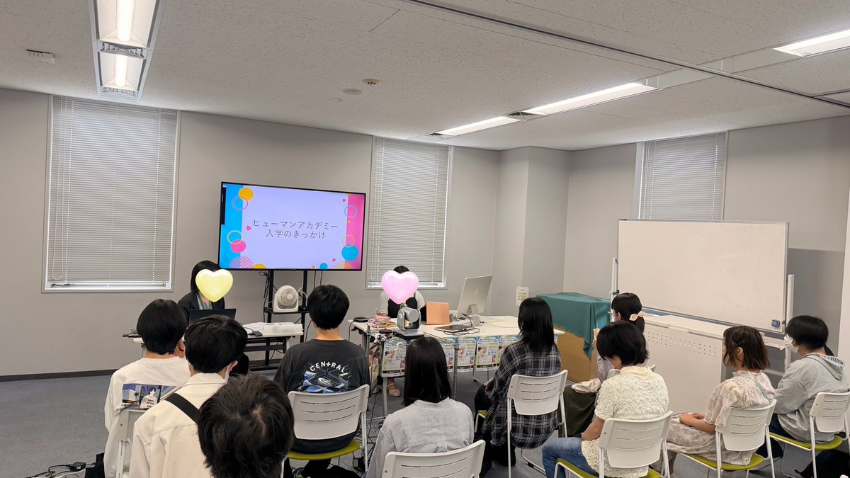 human_kyoto's tweet photo. 📢秋梨いと先生特別セミナーを開催しました！

第一部では漫画家デビューまでの軌跡やスケジュール管理、担当編集者様とのエピソードを熱弁 。
第二部ではお待ちかねのライブペイントを実施しました 🎨🖋️
「線画のスピードが速すぎる！」
「女の子の目元が本当に可愛い…」と大興奮の声が！

アンケートでは
「モチベーションが維持できた」
「失敗しても諦めずに挑戦しようと思えた」といった、在校生・入学予定者、一般の参加者からの感動の声であふれていました ✨

秋梨いと先生、貴重なお話を本当にありがとうございました！