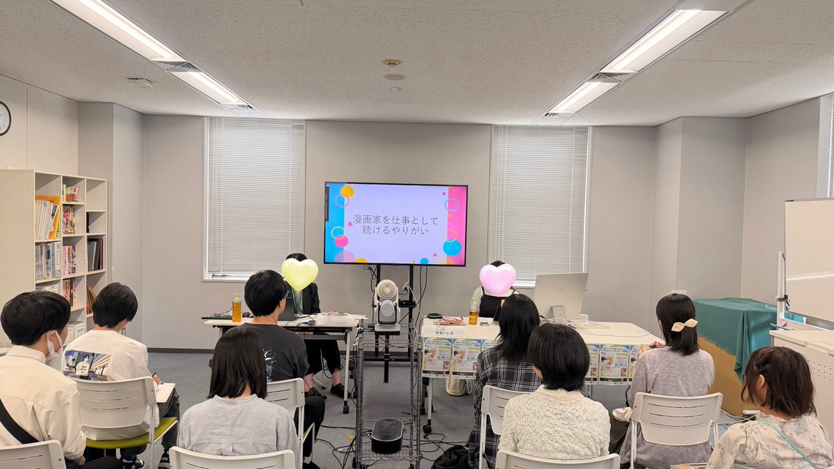 human_kyoto's tweet photo. 📢秋梨いと先生特別セミナーを開催しました！

第一部では漫画家デビューまでの軌跡やスケジュール管理、担当編集者様とのエピソードを熱弁 。
第二部ではお待ちかねのライブペイントを実施しました 🎨🖋️
「線画のスピードが速すぎる！」
「女の子の目元が本当に可愛い…」と大興奮の声が！

アンケートでは
「モチベーションが維持できた」
「失敗しても諦めずに挑戦しようと思えた」といった、在校生・入学予定者、一般の参加者からの感動の声であふれていました ✨

秋梨いと先生、貴重なお話を本当にありがとうございました！