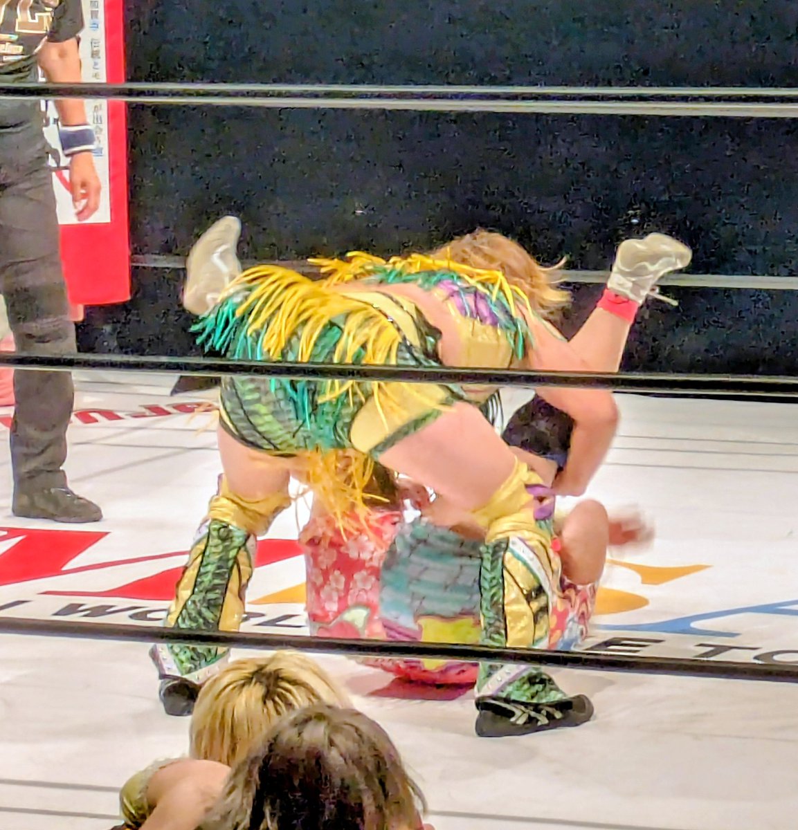 yellowwave0124's tweet photo. 2026/07/02　新木場大会
#マーベラスプロレス
メインイベント
🐝黄色軍団 🦊
　　　　🆚
　ボブボブモモ🍑バナナ🍌

交わされたが、その勢いで
構えていた永島選手💪見事✨
　　       
#永島千佳世 
#桃野美桜 https://t.co/NrqZHmvQQl