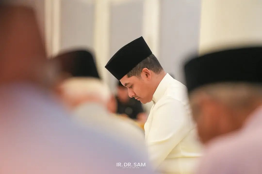 DrAhmadSamsuri's tweet photo. Mengiringi KDYMM Pemangku Raja Terengganu, Tengku Muhammad Ismail ke Majlis Hol Almarhum Sultan Mahmud Al Muktafi Billah Shah, Almarhum Tengku Ampuan Bariah dan Allahyarham Tengku Besar Terengganu di Istana Syarqiyyah, Kuala Terengganu.

Semoga Allah SWT mencucuri rahmat ke atas almarhum dan almarhumah.