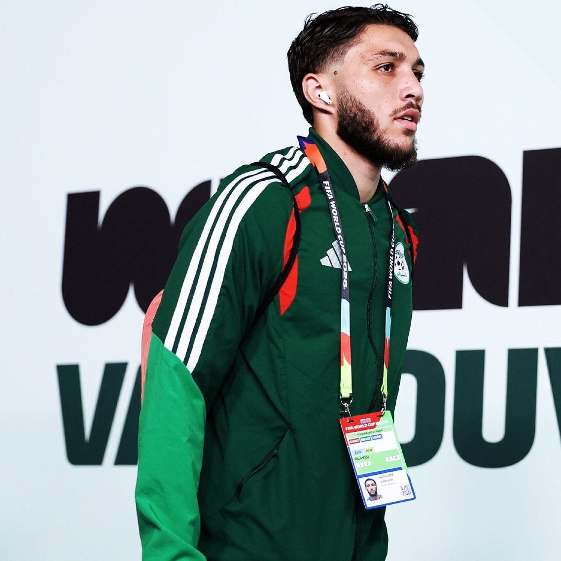 arobasedzair2's tweet photo. 🗣️ « 𝗗𝗘𝗣𝗨𝗜𝗦 𝗤𝗨'𝗢𝗡 𝗘𝗦𝗧 𝗔𝗥𝗥𝗜𝗩𝗘‌𝗦, 𝗜𝗟 𝗔 𝗘‌𝗧𝗘‌ 𝗗𝗔𝗡𝗦 𝗟𝗔 𝗧𝗥𝗔𝗡𝗦𝗠𝗜𝗦𝗦𝗜𝗢𝗡 » 🥹🫂

Jaouen Hadjam rend hommage à son capitaine Riyad Mahrez après sa retraite internationale :

« 𝗢𝗻 𝗲𝘀𝘁 𝘁𝗼𝘂𝘀 𝗳𝗶𝗲𝗿𝘀 𝗱𝗲 𝗹𝘂𝗶. 𝗜𝗹 𝗮 𝗳𝗮𝗶𝘁 𝗱𝗲𝘀 𝗴𝗿𝗮𝗻𝗱𝗲𝘀 𝗰𝗵𝗼𝘀𝗲𝘀 𝗲𝗻 𝘀𝗲́𝗹𝗲𝗰𝘁𝗶𝗼𝗻. 🤝

Je lui souhaite tout le bonheur pour la suite de sa carrière. 𝗢𝗻 𝘃𝗼𝘂𝗹𝗮𝗶𝘁 𝗹𝘂𝗶 𝗱𝗼𝗻𝗻𝗲𝗿 𝗽𝗹𝘂𝘀 𝗽𝗼𝘂𝗿 𝘀𝗮 𝗳𝗶𝗻, 𝗺𝗮𝗶𝘀 𝗯𝗼𝗻, 𝗰'𝗲𝘀𝘁 𝗰𝗼𝗺𝗺𝗲 𝗰̧𝗮. » 😓

🎙️ Zone mixte