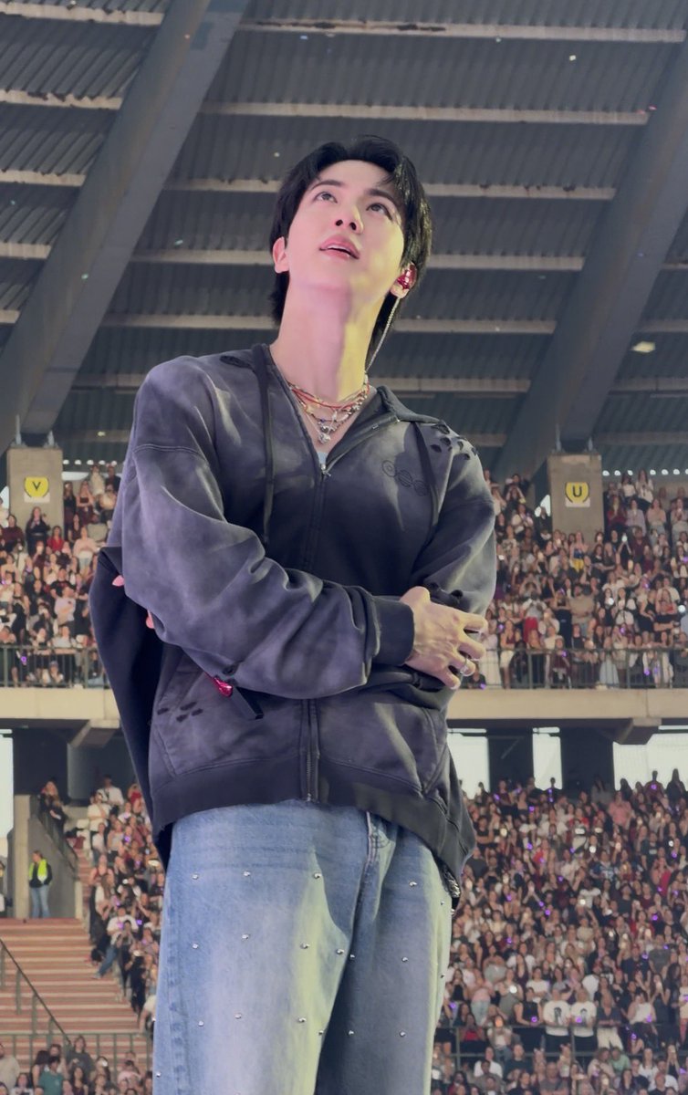 cherrymnyg's tweet photo. jin: the word to describe how beautifully gorgeous and handsome he is have not been invented yet… perfect skin, hair, LIPS… also SOO TALL HOLLY SHIT and his shoulders are insanely broad https://t.co/KdpBf59IUh