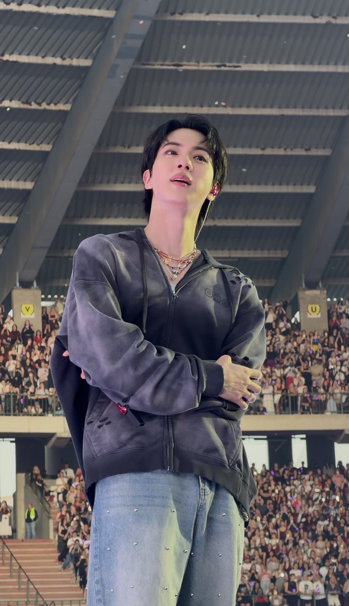 cherrymnyg's tweet photo. jin: the word to describe how beautifully gorgeous and handsome he is have not been invented yet… perfect skin, hair, LIPS… also SOO TALL HOLLY SHIT and his shoulders are insanely broad https://t.co/KdpBf59IUh
