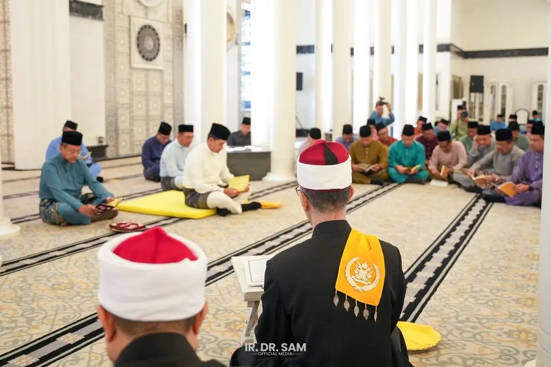DrAhmadSamsuri's tweet photo. Mengiringi KDYMM Pemangku Raja Terengganu, Tengku Muhammad Ismail ke Majlis Hol Almarhum Sultan Mahmud Al Muktafi Billah Shah, Almarhum Tengku Ampuan Bariah dan Allahyarham Tengku Besar Terengganu di Istana Syarqiyyah, Kuala Terengganu.

Semoga Allah SWT mencucuri rahmat ke atas almarhum dan almarhumah.