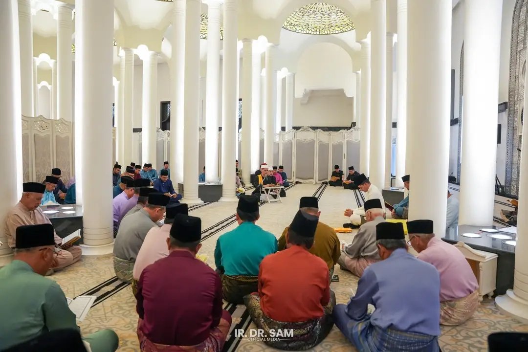 DrAhmadSamsuri's tweet photo. Mengiringi KDYMM Pemangku Raja Terengganu, Tengku Muhammad Ismail ke Majlis Hol Almarhum Sultan Mahmud Al Muktafi Billah Shah, Almarhum Tengku Ampuan Bariah dan Allahyarham Tengku Besar Terengganu di Istana Syarqiyyah, Kuala Terengganu.

Semoga Allah SWT mencucuri rahmat ke atas almarhum dan almarhumah.
