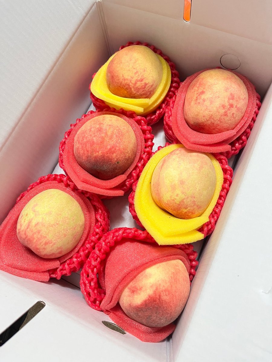 taiwanuu's tweet photo. 紅鈴の白桃を一箱買ってきました🍑、甘くてジューシーで嬉しい！ https://t.co/lNPH8nG2TZ