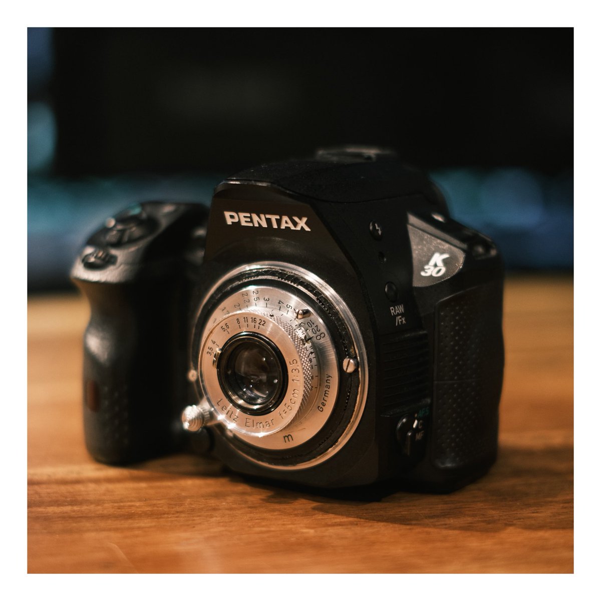 2ndbasebysanpou's tweet photo. 魔改造！
Leica Elmer 50mm F3.5 PKマウント改造入荷しております！
エルマーをペンタックスに…？
何が何だか…写りは素直でモノクロの階調はとても良い感じ！

33,000円で販売しております！ https://t.co/hONCh62WeD