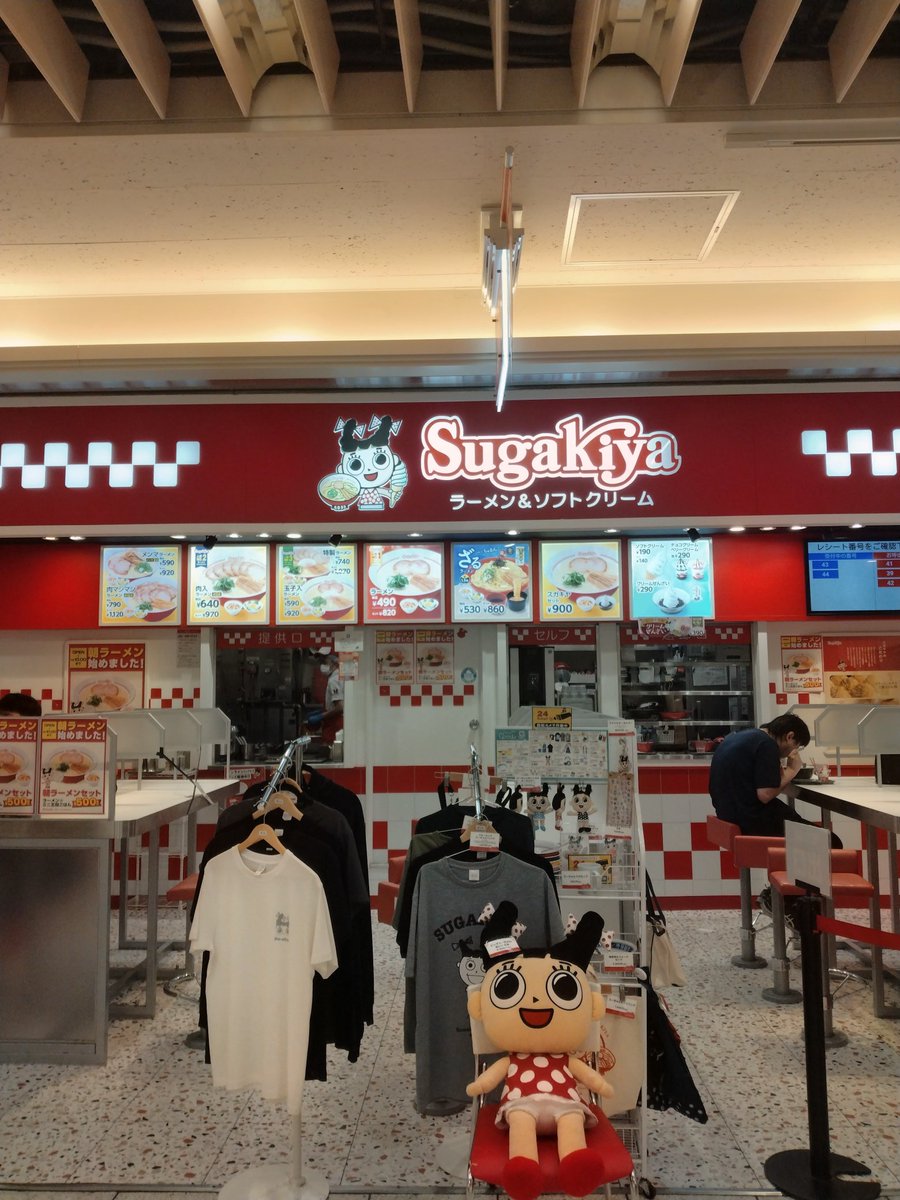 miamiatai1991's tweet photo. スガキヤ名古屋駅エスカ店さんで
特製ラーメン＋８０周年特製クリームぜんざい頂きニャンฅ*･ω･*ฅ
信州上田にユニーがあった頃以来だから、おおよそ38年ぶりのスガキヤになります。まあカップ麺はしょっちゅう食べてますが。
こんなに節効いてたっけ?というくらいうまい。
社長が交代してまた中京以外にも進出する構想らしいから、また上田に来て下さい🙏