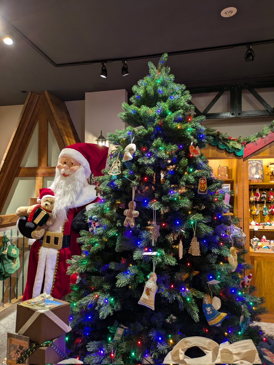 buruuuts's tweet photo. 元町の店舗2階がクリスマスで可愛かったー！店員さんが撮影もできるのでどうぞって勧めてくれた✨ https://t.co/72bpqCOCuv