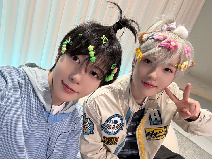 RemnantsRYO's tweet photo. hari ini kita main jepit jepit imut! lihat ryo yg penuh hijau seperti abang doyoung 💚💚 dan sakuyang pinky 🩷🩷 menurut kalian siapa yang lebih imut ?! kalau menurut ryo, sakuyang lebih IMUT HEHE itu ryo yang pakaikan loh! 🤭 https://t.co/VoEQWBi2fZ