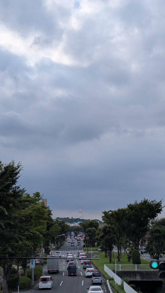 h_quest's tweet photo. #イマソラ 
山の方の雲がどんより☁ https://t.co/lU8YUolJTd
