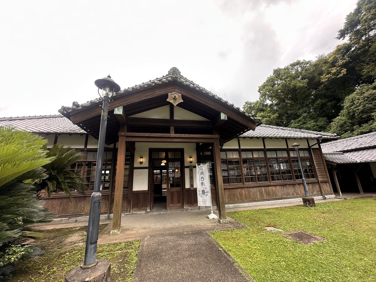 kuuumamam's tweet photo. 映画の後はロケ地巡り🏠
何度も三角は通ってるのに、この簡易裁判所の存在は初めて知りました😎
来れないNAKAMAへ雰囲気伝われば
3枚目は実際には陶芸室なんですが、映画では衛生兵とつよぽん、吾郎ちゃんのお手当のシーンかなぁ？三角西港から歩いて行けます
#バナ穴
#バナ穴ロケ地 https://t.co/uqeYdHTIUQ