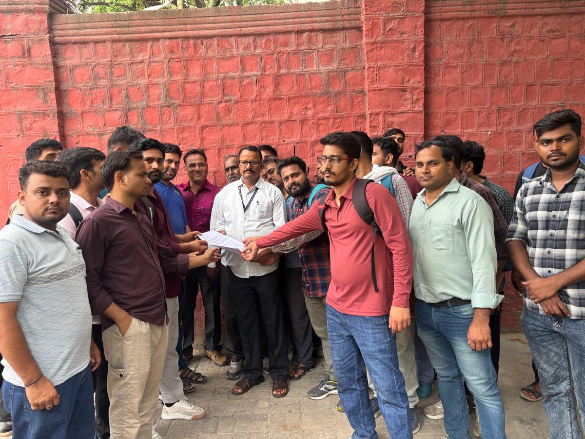 educationnagari's tweet photo. एक साल वेटिंग नियम की मांग पकड़ रही जोर
युवाओं ने मांग को लेकर जयपुर में सौंपा ज्ञापन
प्रक्रियाधीन भर्तियों से वेटिंग नियम लागू करने की रखी मांग
#EducationNagari #वेटिंग_नियम_लागू_करो https://t.co/FCzdGZRLqD