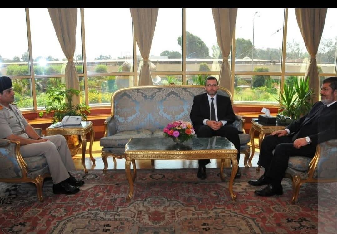 aboalamirb's tweet photo. ماأصعب الخيانة
قبل الغدر بيوم واحد
كان الرئيس الطيب محمد مرسي ينظر إليه بطيبة وذاك يحفر له https://t.co/crHPua962S