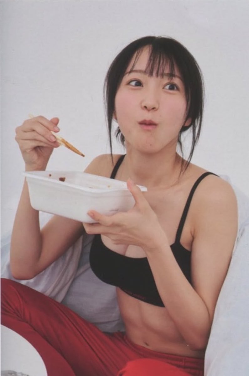 AkiMay26's tweet photo. この写真の魅力はね、腹筋割れてる健康体でナイスバディで顔も可愛いのに、
食べているのがカップ焼きそばというジャンクな所なんだよ
#野口衣織 https://t.co/cO6ArH0SIk