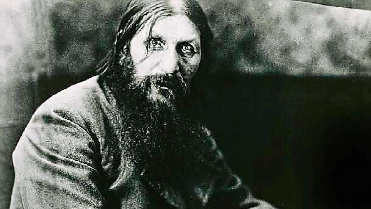 ankorinclan's tweet photo. Todo lo que crees saber sobre la muerte de Rasputín probablemente lo inventó su asesino para vender libros.

La leyenda es conocida: la noche del 29 al 30 de diciembre de 1916, el príncipe Félix Yusúpov atrajo a Rasputín al sótano de su palacio Moika en Petrogrado con el pretexto de presentarle a su esposa Irina, sobrina del zar, que en realidad se encontraba en Crimea. Junto con el gran duque Dmitri Pávlovich, primo del zar, el diputado ultranacionalista Vladímir Purishkévich y otros colaboradores, Yusúpov había diseñado un asesinato que debía salvar a la monarquía de la influencia que el campesino siberiano ejercía sobre la emperatriz Alejandra, convencida de que sus oraciones aliviaban las crisis de hemofilia del zarevich Alexéi.

Lo que Yusúpov contó en sus memorias fue otra cosa: que le sirvieron a Rasputín pasteles y vino envenenados con cianuro y que los devoró sin que le hicieran efecto; que le disparó al pecho y el hombre se levantó de entre los muertos; que lo golpearon, lo patearon y lo siguieron disparando; que finalmente lo envolvieron en una alfombra y lo arrojaron vivo al río Pequeña Nevka, donde murió ahogado bajo el hielo.

El problema es que la autopsia del doctor Dmitri Kosorotov desmonta esta historia punto por punto. No se encontró ningún rastro de cianuro en el organismo, lo cual encaja además con el hecho documentado de que Rasputín detestaba los dulces y era muy improbable que los comiera. No había agua en los pulmones, lo que significa que estaba muerto antes de entrar en el río. Las heridas de bala eran tres: una en el pecho izquierdo, otra en la espalda y la fatal, un disparo a boca de cañón directamente en la frente mientras el cuerpo yacía en el suelo. El arma que provocó esa última herida, según análisis forenses modernos, disparaba munición calibre .455 Webley, un cartucho utilizado exclusivamente por el ejército británico. Yusúpov había estudiado en Oxford y mantenía vínculos con la inteligencia británica; un agente llamado Oswald Rayner era amigo íntimo suyo y, según varios historiadores, estuvo presente en el palacio aquella noche. Nada de esto se ha confirmado definitivamente, pero tampoco se ha descartado.

La evaluación forense publicada en 2024 en la revista Forensic Science, Medicine and Pathology concluye que la versión más simple y consistente con la evidencia disponible es que Rasputín fue ejecutado de un disparo a quemarropa en la frente. Yusúpov, según los historiadores que han analizado sus memorias, fabricó la historia del envenenamiento y la resistencia sobrehumana para convertir un asesinato político en un duelo épico entre el bien y el mal, lo cual vendía muchos más ejemplares.

Lo más irónico de todo: los conspiradores creían que matar a Rasputín salvaría a la monarquía Romanov. Tres meses después, Nicolás II abdicó. Yusúpov fue desterrado a su finca en Kursk; Dmitri Pávlovich, enviado al frente persa. Ese castigo, que en su momento pareció una humillación, terminó siendo lo único que los salvó cuando la revolución llegó en 1917.

Eliminar a Rasputín no cambió nada de lo que estaba a punto de ocurrir. Solo añadió una víctima más a una historia que ya tenía demasiadas.

¿Te resulta más perturbador que un grupo de nobles matara a un hombre en el corazón de la capital sin que nadie los juzgara, o que la historia que sobrevivió durante un siglo fuera la que el asesino escribió para justificarse?

Fuente: National Geographic, "Poisoned, shot, or drowned? Here's how Rasputin really died" (2024); Byard RW, "The death of Rasputin: A forensic evaluation", Forensic Science Medicine and Pathology (2024), PubMed PMC11953134; Wikipedia, "Asesinato de Rasputín"