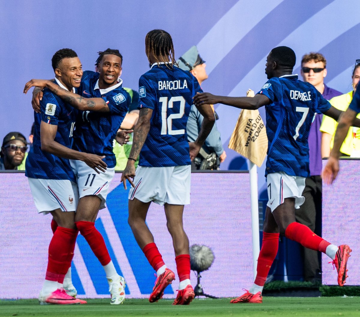 ActuFoot_'s tweet photo. 🚨 LES ATTAQUANTS DES BLEUS 🇫🇷 ONT LA VOLONTÉ DE CRÉER UN COLLECTIF FORT ! 💪

Depuis le début de la préparation, Ousmane Dembélé, Michael Olise, Bradley Barcola, Désiré Doué et Kylian Mbappé ont pris le temps de discuter sur leurs rôles, le tout sans ego. 🗣️

Toute occasion est bonne à prendre pour parfaire les automatismes. ✅

🗞️ @lequipe